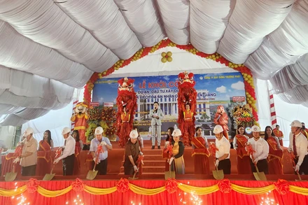 Nghi thức khởi công công trình trụ sở Tòa án nhân dân tỉnh Kiên Giang. 