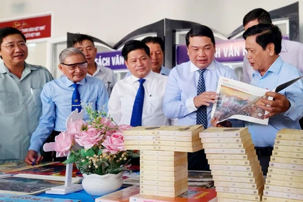 Đại biểu xem các ấn phẩm Xuân, phụ trương của Báo Nhân Dân được trưng bày tại Hội báo Xuân Ất Tỵ tỉnh Kiên Giang năm 2025. 