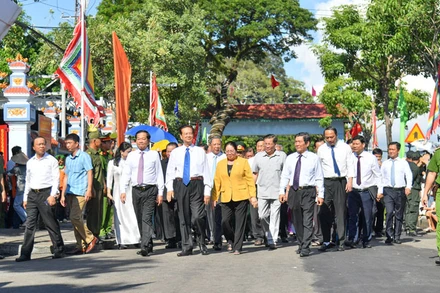Các đại biểu viếng Di tích lịch sử văn hóa mộ và đình Nguyễn Trung Trực.