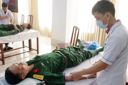 Cán bộ, chiến sĩ thuộc Bộ Chỉ huy quân sự tỉnh Kiên Giang tham gia hiến máu tình nguyện. 