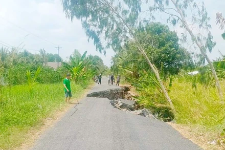 Một đoạn đường bị sạt lở ở vùng đệm U Minh Thượng. 