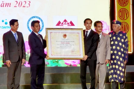 Đại diện Bộ Văn hóa, Thể thao và Du lịch trao Bằng Di sản văn hóa phi vật thể cấp quốc gia “Lễ hội Đình thần Nguyễn Trung Trực-thành phố Rạch Giá, tỉnh Kiên Giang” cho đại diện tỉnh Kiên Giang.