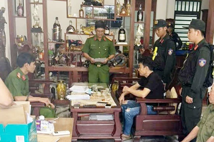Lực lượng Công an thi hành lệnh bắt quả tang, khám xét khẩn cấp nơi ở của đối tượng Nguyễn Đăng Khoa (đối tượng cầm đầu đường dây đánh bạc). (Ảnh: HOÀNG ĐÔ).