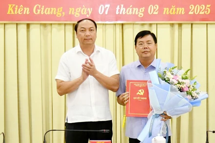 Phó Bí thư Thường trực Tỉnh ủy, Chủ tịch Hội đồng nhân dân tỉnh Kiên Giang Lâm Minh Thành trao quyết định của Ban Thường vụ Tỉnh ủy Kiên Giang cho đồng chí Nguyễn Tiến Hải. (Ảnh: PHƯƠNG VŨ)
