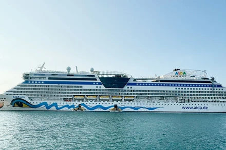 Tàu du lịch Aida Bella chở hơn 2.000 khách quốc tế là người Đức, Úc neo đậu cảng Dương Đông, thành phố Phú Quốc, sáng 9/2. 