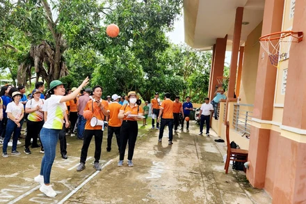 Các vận động viên thi ném bóng vào rổ.