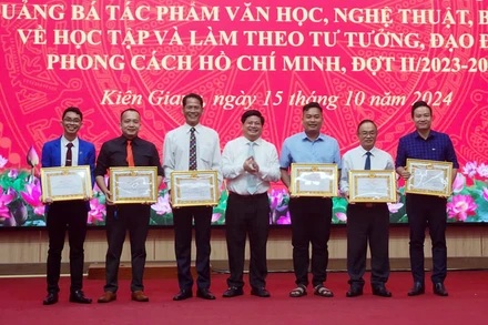 Trưởng Ban Tuyên giáo Tỉnh ủy Kiên Giang, Tống Phước Trường trao giải Nhất Giải thưởng sáng tác, quảng bá tác phẩm văn học, nghệ thuật, báo chí về chủ đề “Học tập và làm theo tư tưởng, đạo đức, phong cách Hồ chí Minh”.