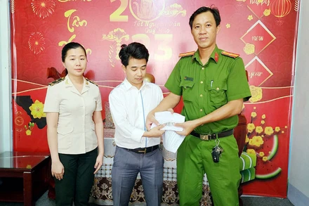 Đại diện Công an xã Dương Tơ và An ninh hàng không Cảng hàng không quốc tế Phú Quốc bàn giao đồng hồ Patek Philippe cho người nhà của chị Mạc Thanh Thảo. (Ảnh: Công an cung cấp)