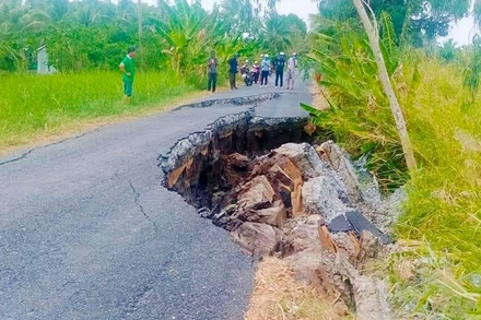Đoạn giao thông bị sạt lở ở vùng đệm U Minh Thượng.