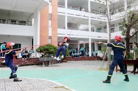 Học sinh trải nghiệm “Chúng em làm lính cứu hỏa”. 