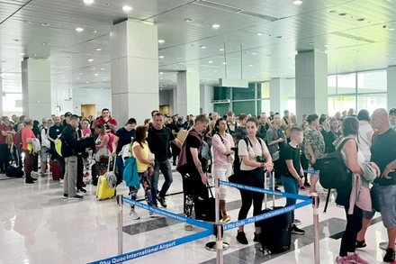 Chuyến bay A350-900 đưa 430 du khách Cộng hoà Séc hạ cánh tại Sân bay quốc tế Phú Quốc. 