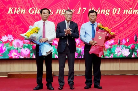 Đồng chí Lê Minh Hưng, Ủy viên Bộ Chính trị, Bí thư Trung ương Đảng, Trưởng Ban Tổ chức Trung ương tặng hoa chúc mừng đồng chí Đỗ Thanh Bình (bên trái) và đồng chí Nguyễn Tiến Hải (bên phải).