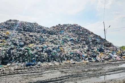 Bãi rác tạm Đồng Cây Sao ở xã Cửa Dương, thành phố Phú Quốc đang trong tình trạng quá tải, gây ô nhiễm nghiêm trọng.