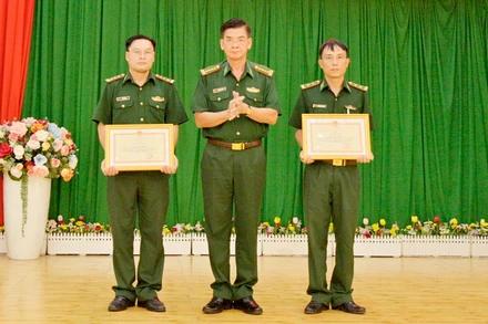 Đại tá Huỳnh Văn Đông, Chính ủy Bộ đội Biên phòng tỉnh Kiên Giang trao bằng khen của Chính ủy Bộ đội Biên phòng cho các tập thể và cá nhân.