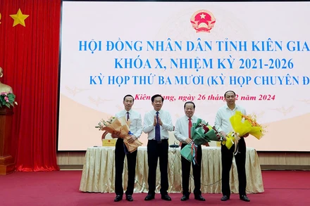 Ủy viên Trung ương Đảng, Bí thư Tỉnh ủy Kiên Giang Đỗ Thanh Bình tặng hoa chúc mừng các đồng chí: Mai Văn Huỳnh (thứ hai từ phải qua), Lâm Minh Thành (bìa phải) và Nguyễn Thanh Nhàn. 