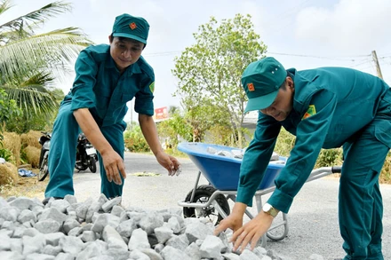 Lực lượng dân quân tham gia các phần việc trong dịp Tết quân-dân năm 2024. 