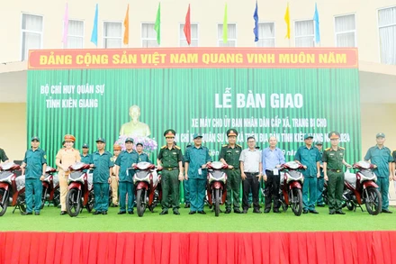  Lãnh đạo Bộ Chỉ huy quân sự tỉnh Kiên Giang bàn giao xe máy cho đại diện Ban Chỉ huy quân sự các xã trên địa bàn tỉnh. 