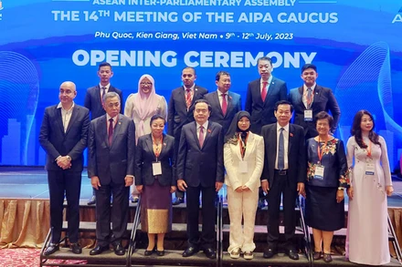 Đồng chí Trần Thanh Mẫn, Ủy viên Bộ Chính trị, Phó Chủ tịch Thường trực Quốc hội chụp ảnh lưu niệm với Trưởng đoàn Nghị viện, các vị Nghị sĩ Nghị viện thành viên Nhóm tư vấn AIPA về tham dự phiên khai mạc.