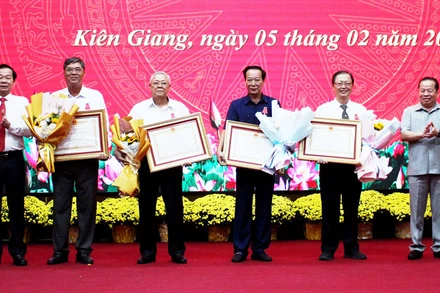 Bí thư Tỉnh ủy Kiên Giang Đỗ Thanh Bình (bìa trái) và Phó Bí thư Thường trực Tỉnh ủy Kiên Giang Mai Văn Huỳnh (bìa phải) trao Huân chương Lao động hạng nhì, hạng ba cho các cá nhân.