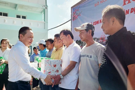 Lãnh đạo Sở Nông nghiệp và Phát triển nông thôn tỉnh Kiên Giang tặng quà cho ngư dân nhân dịp xuất hành vươn khơi bám biển đầu Xuân 2024. 