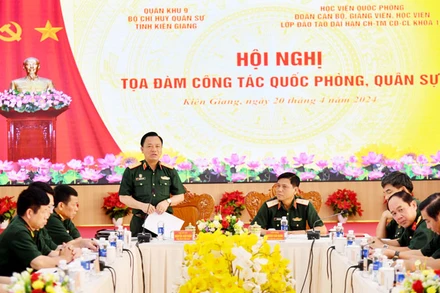 Trung tướng Nguyễn Anh Tuấn, Phó Giám đốc Học viện Quốc phòng phát biểu tại tọa đàm.