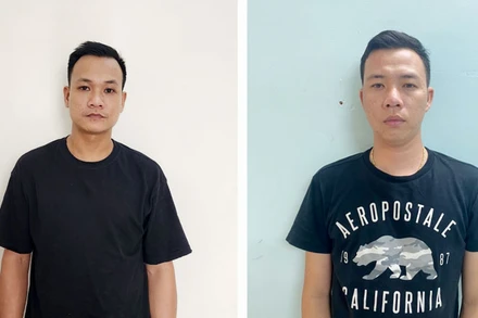 Hai đối tượng Quý và Cường (bên phải) bị tạm giữ về hành vi tổ chức sử dụng trái phép chất ma túy. (Ảnh: VĂN VŨ)