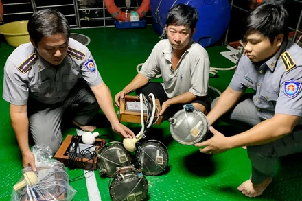 Lực lượng Kiểm ngư Kiên Giang phát hiện 1 tàu cá chở 7 thiết bị giám sát hành trình cho các tàu cá khác. 