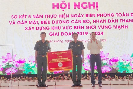 Lãnh đạo tỉnh Kiên Giang trao bức trướng của Ban Chấp hành Đảng bộ tỉnh cho Bộ đội Biên phòng tỉnh. 