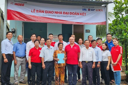 Bàn giao nhà đại đoàn kết cho bà Trần Thị Lý (72 tuổi), ngụ ấp Ba Núi, xã Bình An, huyện Kiên Lương, tỉnh Kiên Giang. 