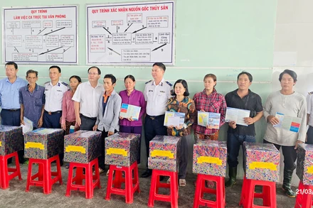 Đoàn công tác Bộ Tư lệnh Vùng Cảnh sát biển 4 và Ban Tuyên giáo Tỉnh ủy Kiên Giang thăm, tặng quà cho 10 ngư dân có hoàn cảnh khó khăn trên địa bàn huyện Châu Thành, tỉnh Kiên Giang. 