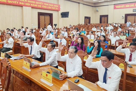 Đại biểu Hội đồng nhân dân tỉnh Kiên Giang biểu quyết thông qua các nghị quyết thống nhất chủ trương hợp nhất tỉnh An Giang và tỉnh Kiên Giang.