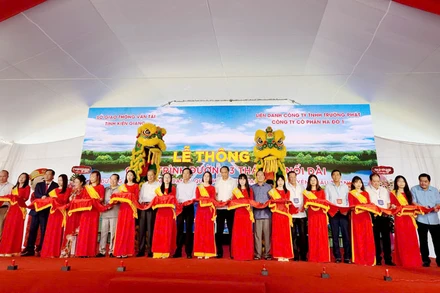 Đại biểu thực hiện nghi thức thông xe công trình Đường 3 Tháng 2 nối dài. 