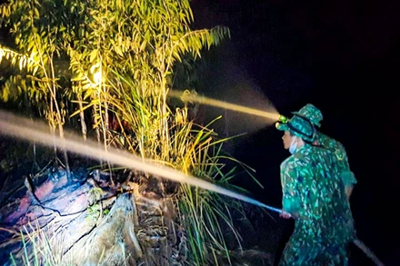 Lực lượng chức năng chữa cháy xuyên đêm. (Ảnh: PHƯƠNG VŨ)