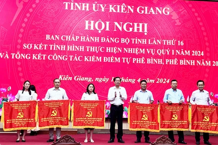 Tỉnh ủy Kiên Giang khen thưởng cho các tập thể và cá nhân có thành tích hoàn thành xuất sắc nhiệm vụ 5 năm liền 2019-2023. 