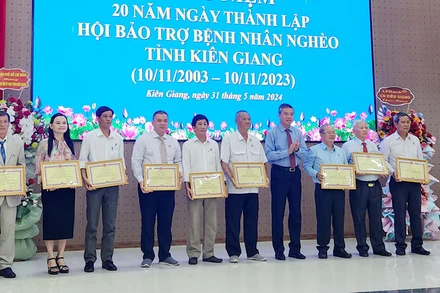 Lãnh đạo tỉnh Kiên Giang tặng bằng khen cho các tập thể, cá nhân có thành tích trong vận động đóng góp thực hiện công tác an sinh xã hội trên địa bàn tỉnh Kiên Giang giai đoạn (2003-2023). 