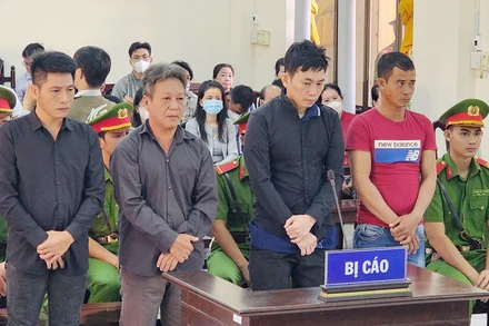 Các bị cáo tại phiên tòa sơ thẩm Tòa án nhân dân tỉnh Kiên Giang, ngày 29/1. 