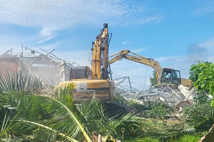 Cơ quan chức năng cưỡng chế trong 14 căn biệt thự tại khu 79 căn biệt thự xây dựng trái phép ở Phú Quốc, ngày 18/9.