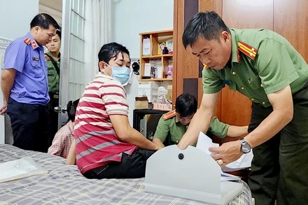 Công an khám xét nhà Trần Văn Luyến. (Ảnh Công an cung cấp). 