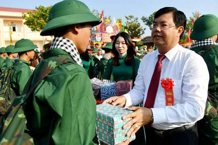 Ủy viên Trung ương Đảng, Bí thư Tỉnh ủy Kiên Giang Nguyễn Tiến Hải tặng quà, động viên thanh niên nhập ngũ. (Ảnh: PHƯƠNG VŨ)