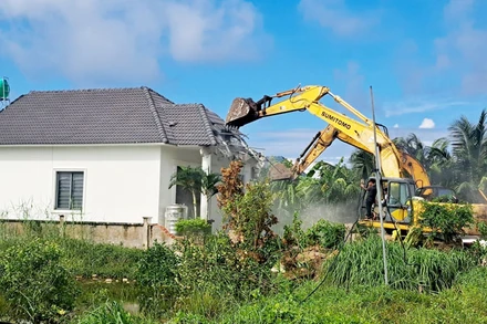 Cơ quan chức năng đang thực hiện phá dỡ 14 căn biệt thự.