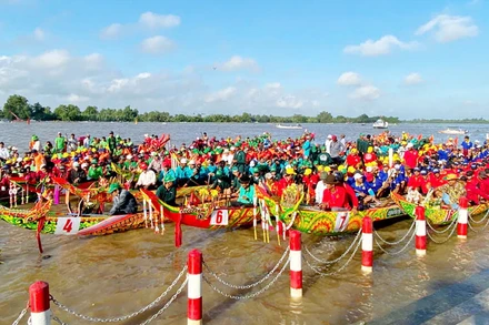 Các đội về dự giải đua ghe Ngo tại Ngày hội Văn hóa, Thể thao và Du lịch đồng bào Khmer tỉnh Kiên Giang lần thứ 16 năm 2024.