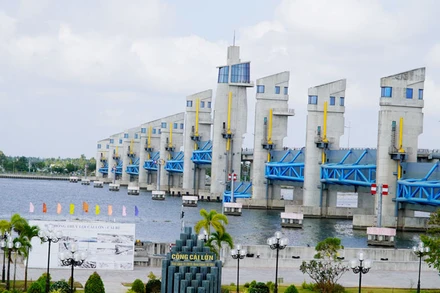 Cống ngăn mặn Cái Lớn đóng từ 9 đến 11 van để điều tiết nguồn nước, hạn chế xâm nhập mặn cũng như bảo vệ nước sinh hoạt, sản xuất cho người dân.