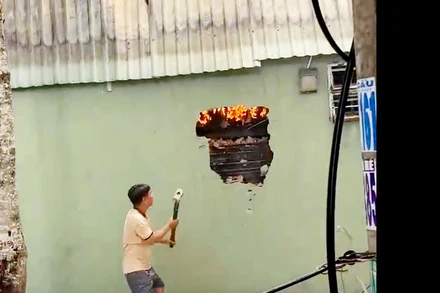 Lực lượng tham gia chữa cháy đập tường để tiến hành chữa cháy. 