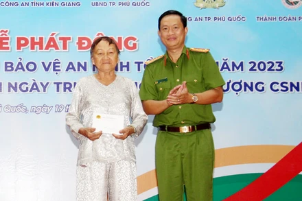 Đại tá Nguyễn Nhật Trường, Phó Giám đốc Công an tỉnh Kiên Giang trao quà tặng cựu tù chính trị đang sinh sống trên địa bàn thành phố Phú Quốc. (Ảnh: Công an cung cấp)