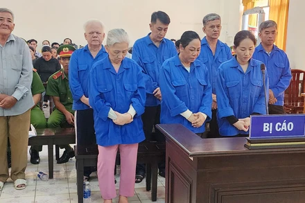 Các bị cáo tại phiên tòa sơ thẩm chiều 24/4. (Ảnh: VĂN VŨ)