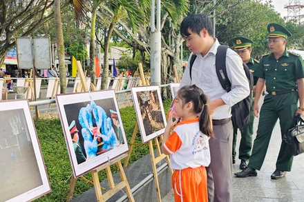 Người dân xem triển lãm ảnh. 