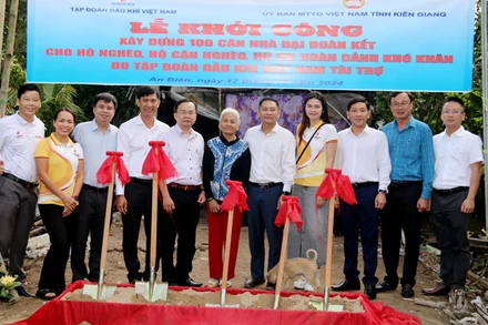 Nghi thức khởi công nhà Đại đoàn kết cho hộ gia đình bà Lâm Thị Sậy, ngụ Khu phố 2, thị trấn Thứ Ba, huyện An Biên.