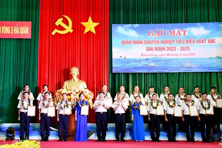 Thủ trưởng Bộ Tư lệnh Vùng 5 Hải quân trao giấy chứng nhận cho các đồng chí đạt danh hiệu quân nhân chuyên nghiệp tiêu biểu xuất sắc giai đoạn 2022-2025. (Ảnh: KIÊN ĐỊNH)