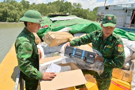 Cán bộ, chiến sĩ Đồn Biên phòng Lình Huỳnh kiểm tra hàng hóa dưới tàu. (Ảnh: TIẾN VINH)