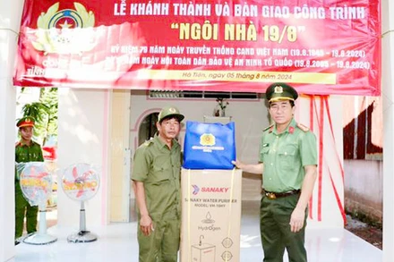 Lãnh đạo Công an tỉnh Kiên Giang tặng máy lọc nước cho thành viên tham gia lực lượng an ninh trật tự cơ sở có hoàn cảnh khó khăn tại buổi bàn giao nhà.